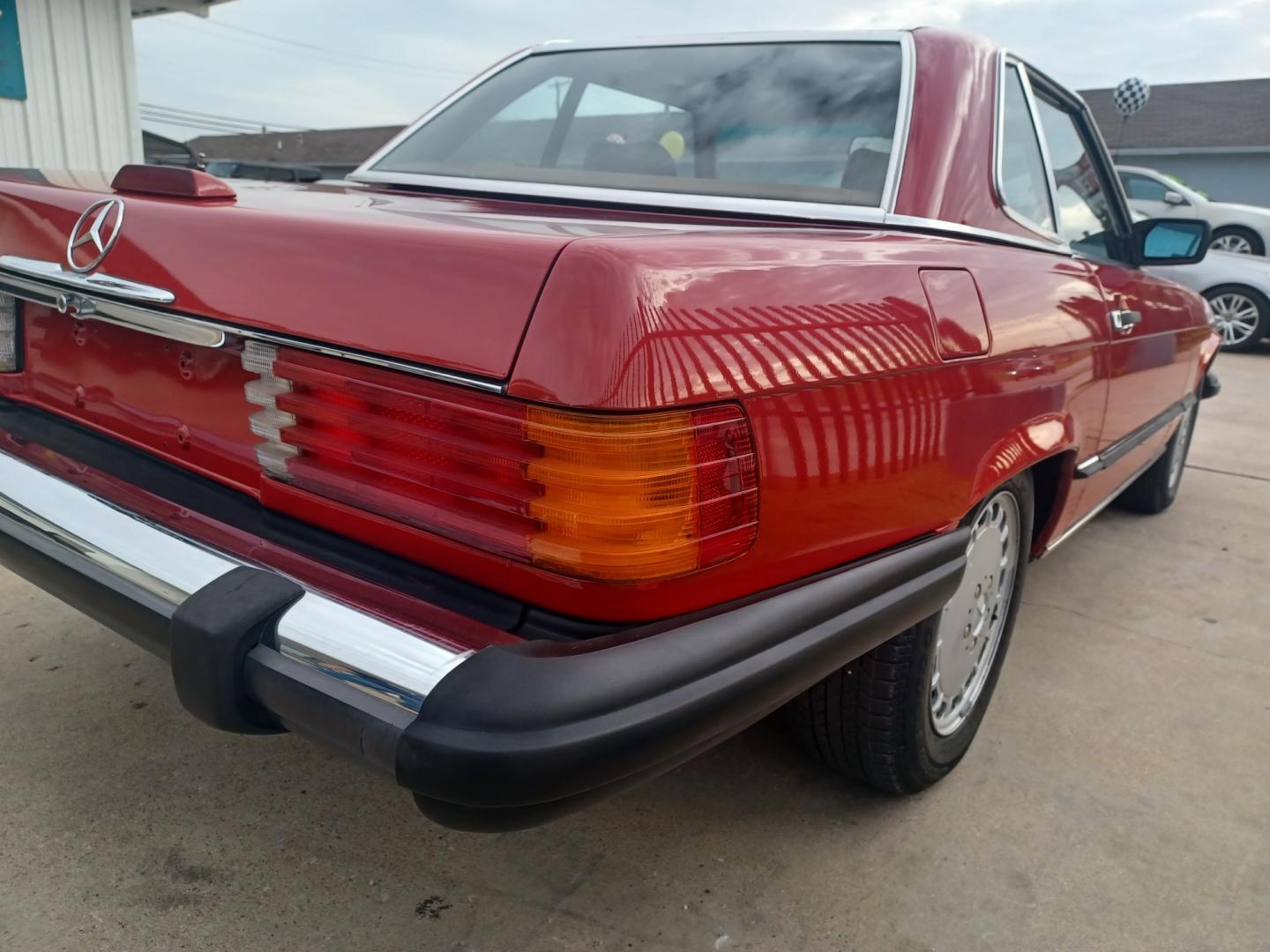 1989 RED /TAN, LEATHER Mercedes-Benz 560 SL coupe (WDBBA48D2KA) with an 5.6L V8 SOHC 16V engine, 4-Speed Automatic transmission, located at 2001 E. Lancaster, Ft. Worth, 76103, (817) 336-7000, 32.746181, -97.301018 - Photo#5